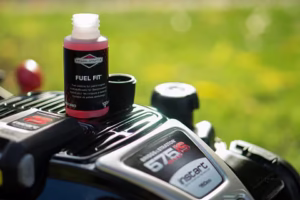 Oryginalny dodatek do paliwa Briggs & Stratton Fuel Fit 100ml na silniku kosiarki.