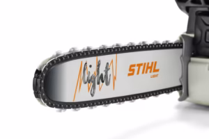 Bezpieczny, gumowy łańcuch pilarki zabawki STIHL MS 500i w ruchu.