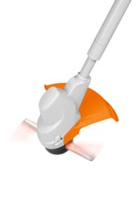 Świecące ostrze w kosie akumulatorowej zabawce STIHL – detal funkcji LED podczas zabawy.
