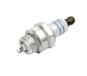 Oryginalna świeca zapłonowa Bosch WSR6F leżąca na białym tle, zamiennik dla STIHL 1110-400-7005.