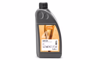 Oryginalny olej silnikowy STIHL 10W-30 w butelce 1,4 L, zalecany do nowych kosiarek STIHL.